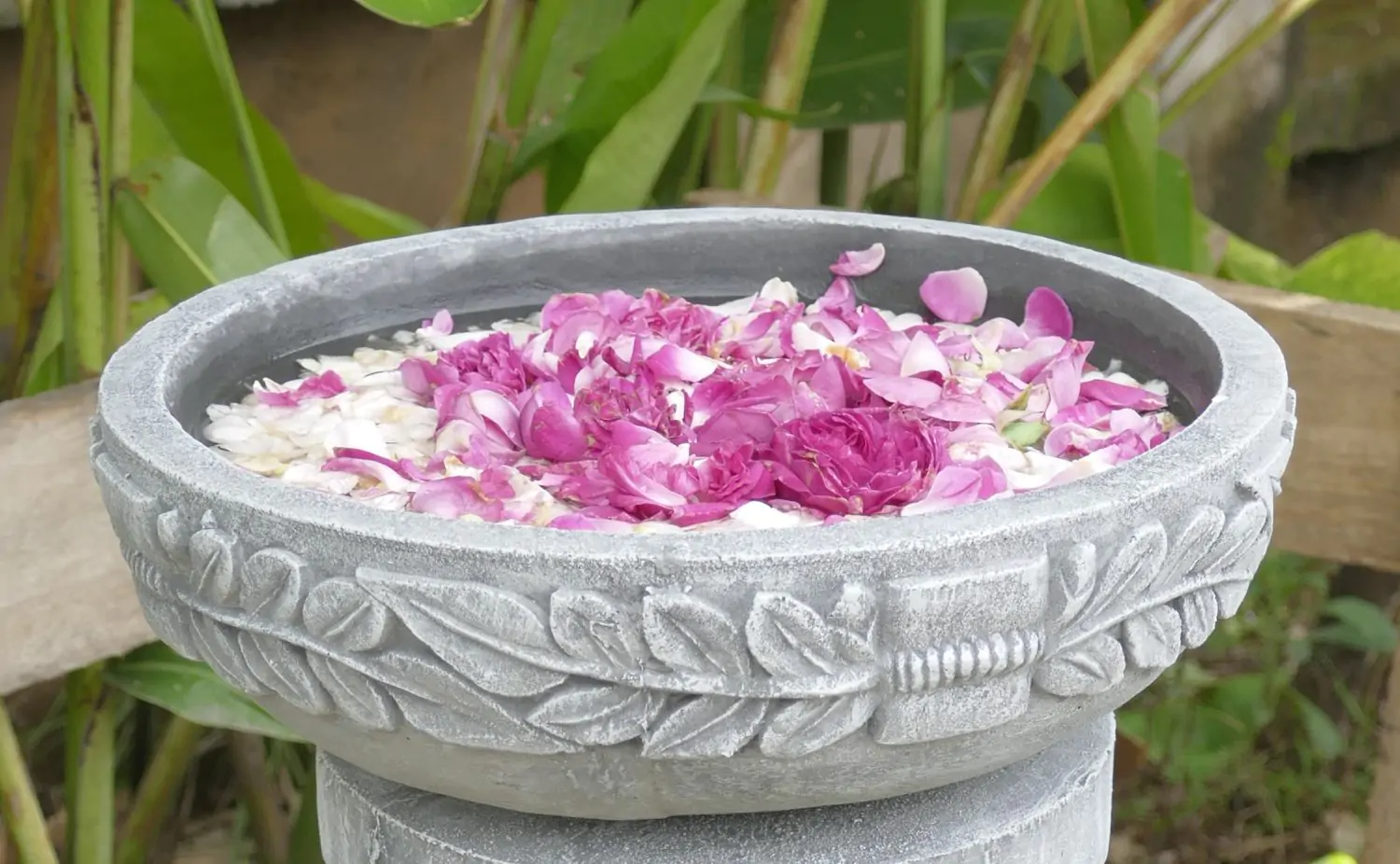  Product image 1 of the product “Medan - Bowl with leaf motive, Ø 29 cm | cast stone ”